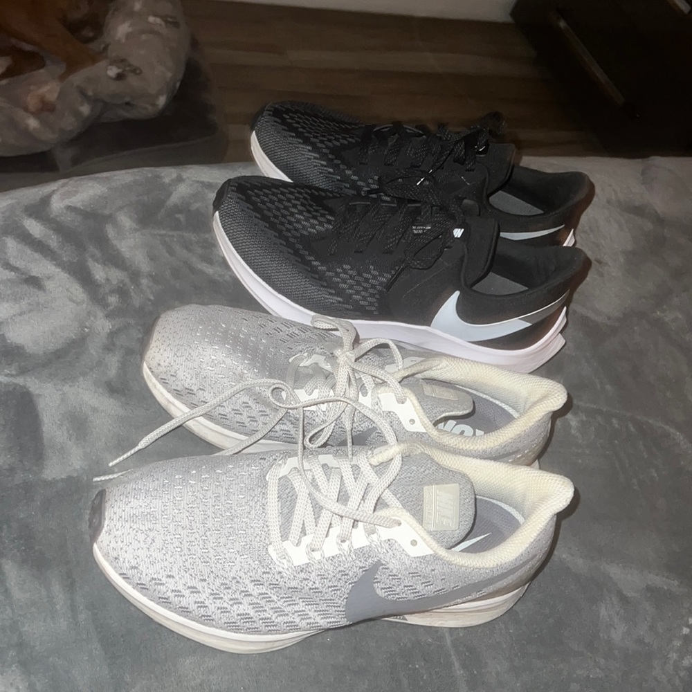 black and silver nike running 7.5